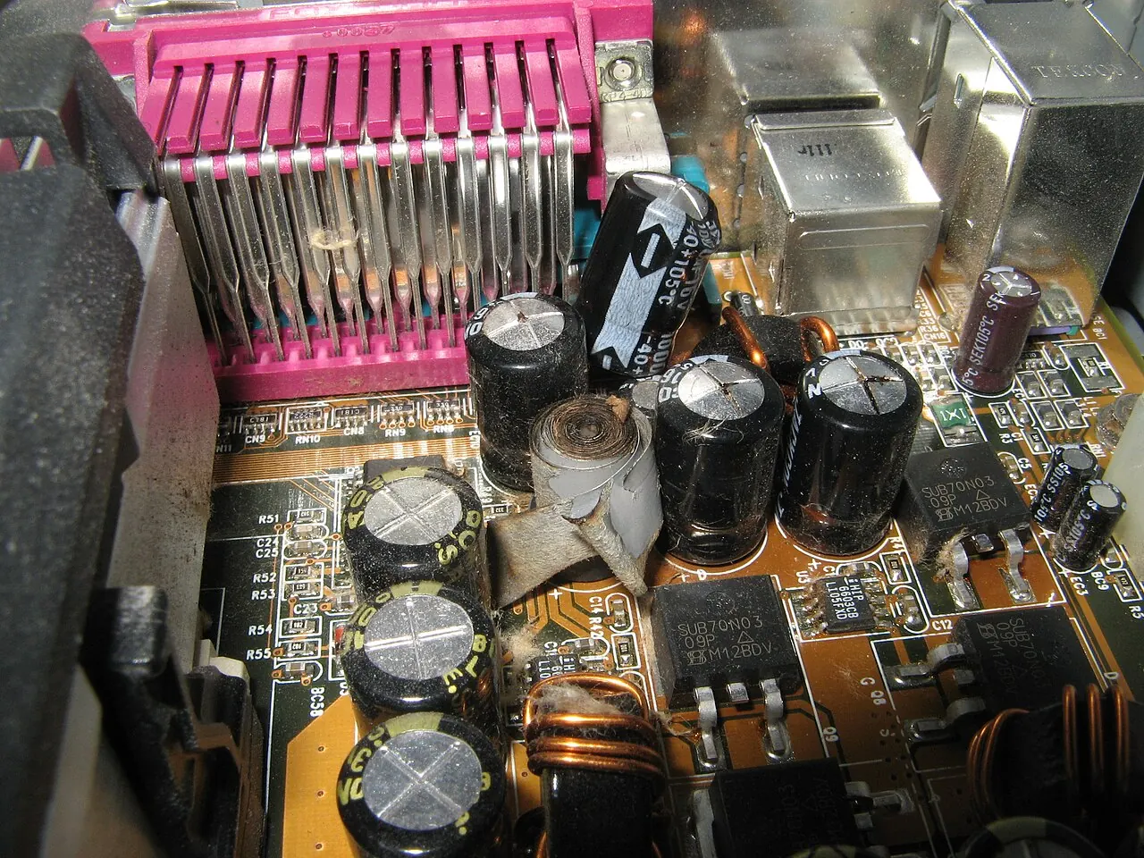 Aufgeblähte Elektrolytkondensatoren auf einer Hauptplatine